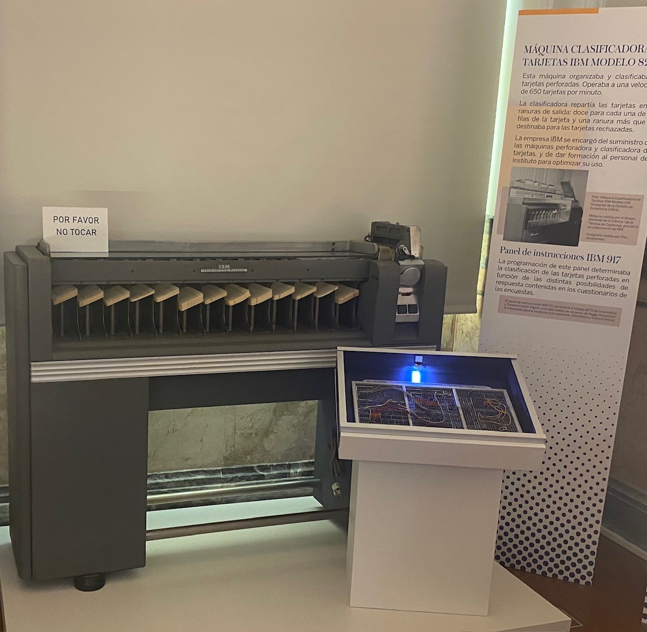 Máquina clasificadora de tarjetas marca IBM, Modelo 82 S1