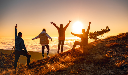 Los españoles ponen notable a sus relaciones y vida familiar