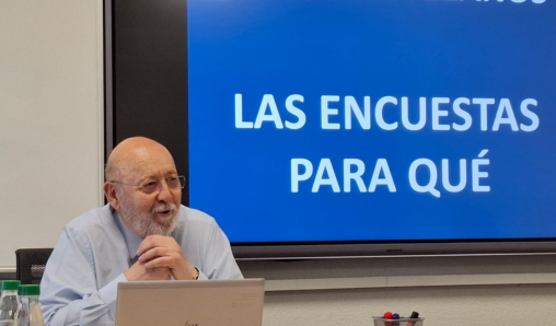 El president del CIS, José Félix Tezanos, imparteix una conferència a l'alumnat del curs de postgrau