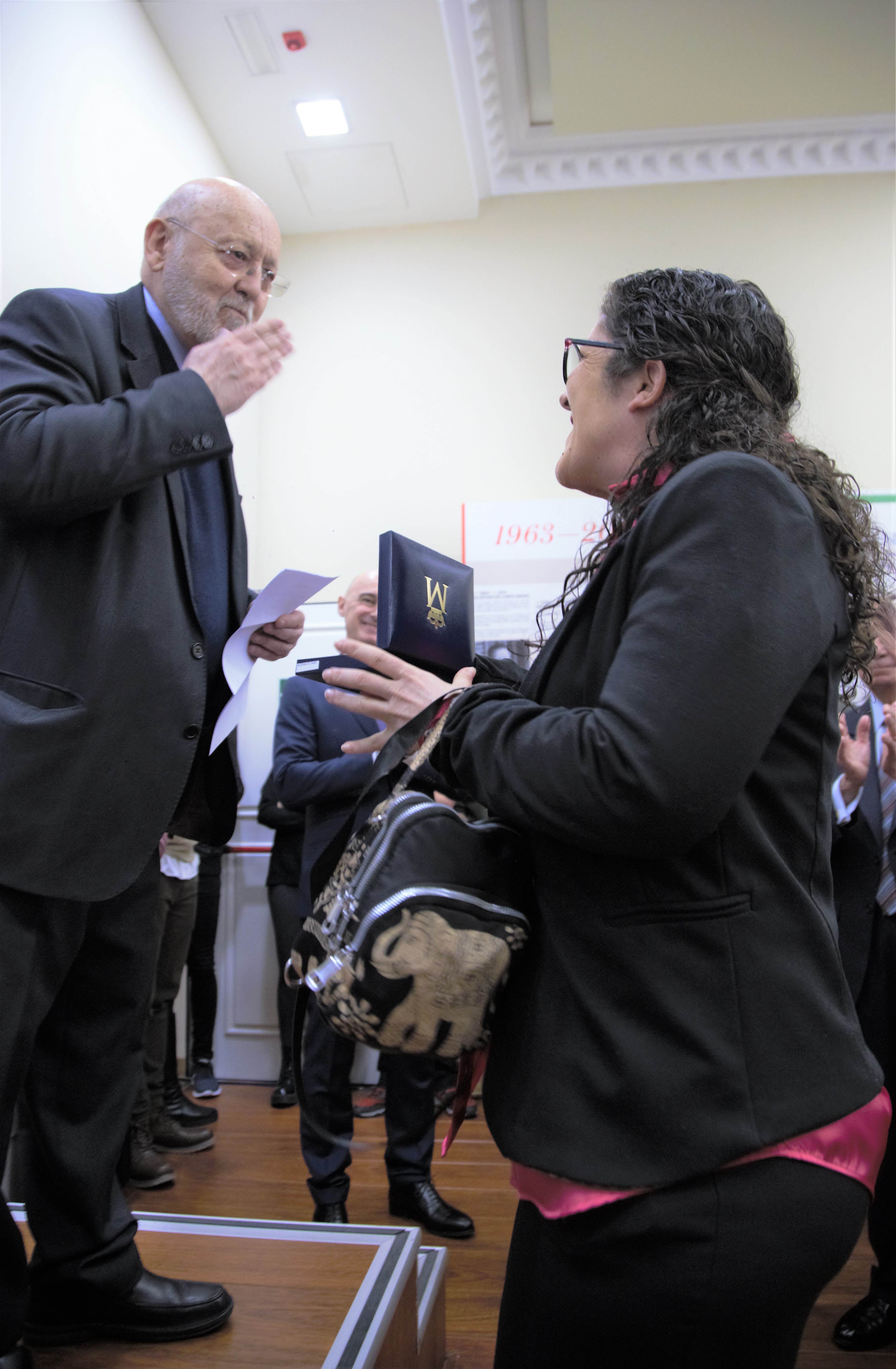 Ana del Campo recoge la medalla en nombre de su padre Salustiano del Campo ex Director del IOP-CIS