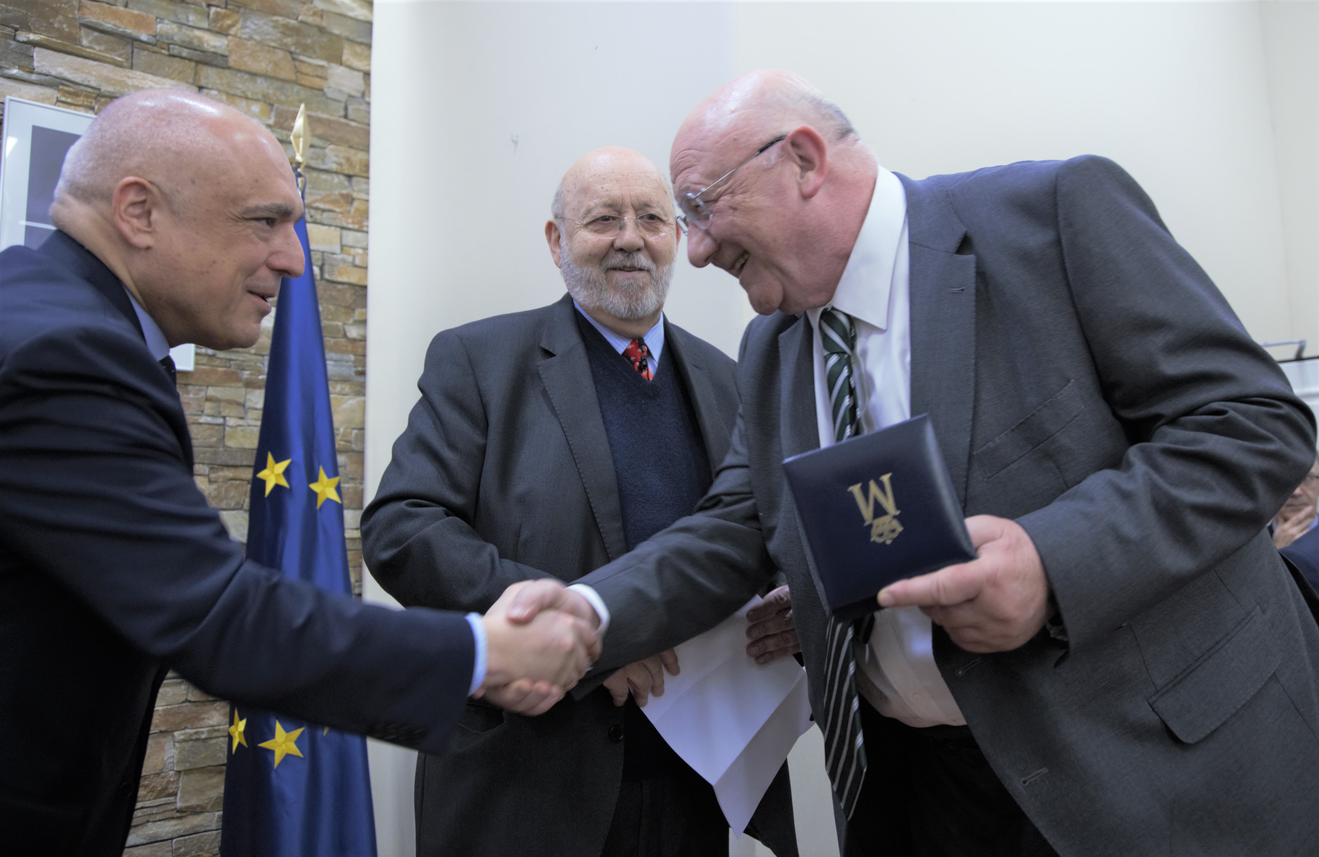 El Secretario de Estado Rafael Simancas felicita a Rafael Montoro ex Presidente del CIS