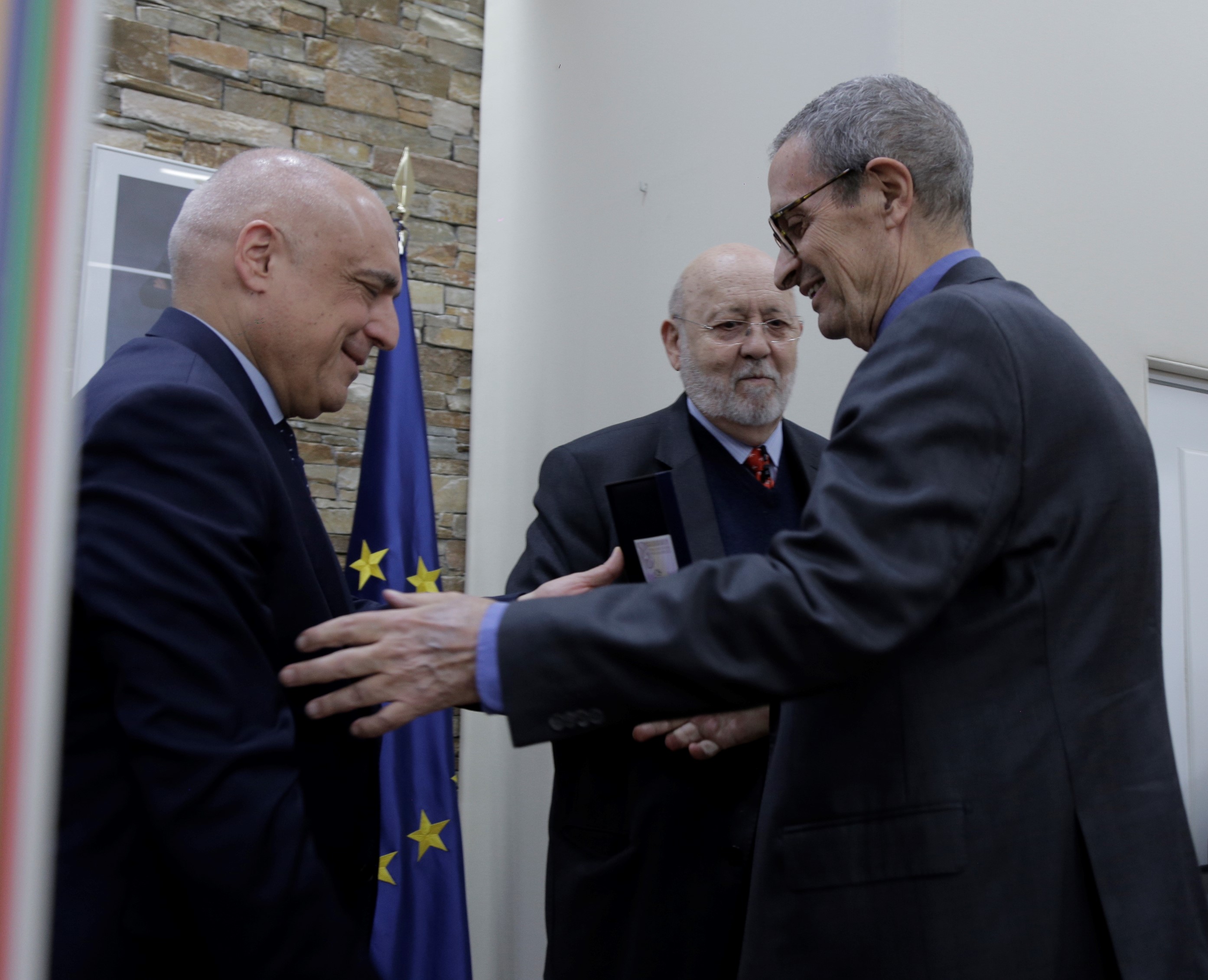 El Secretario de Estado de Relaciones con las Cortes Rafael Simancas entrega la medalla a Joaquin Arango ex Presidente del CIS