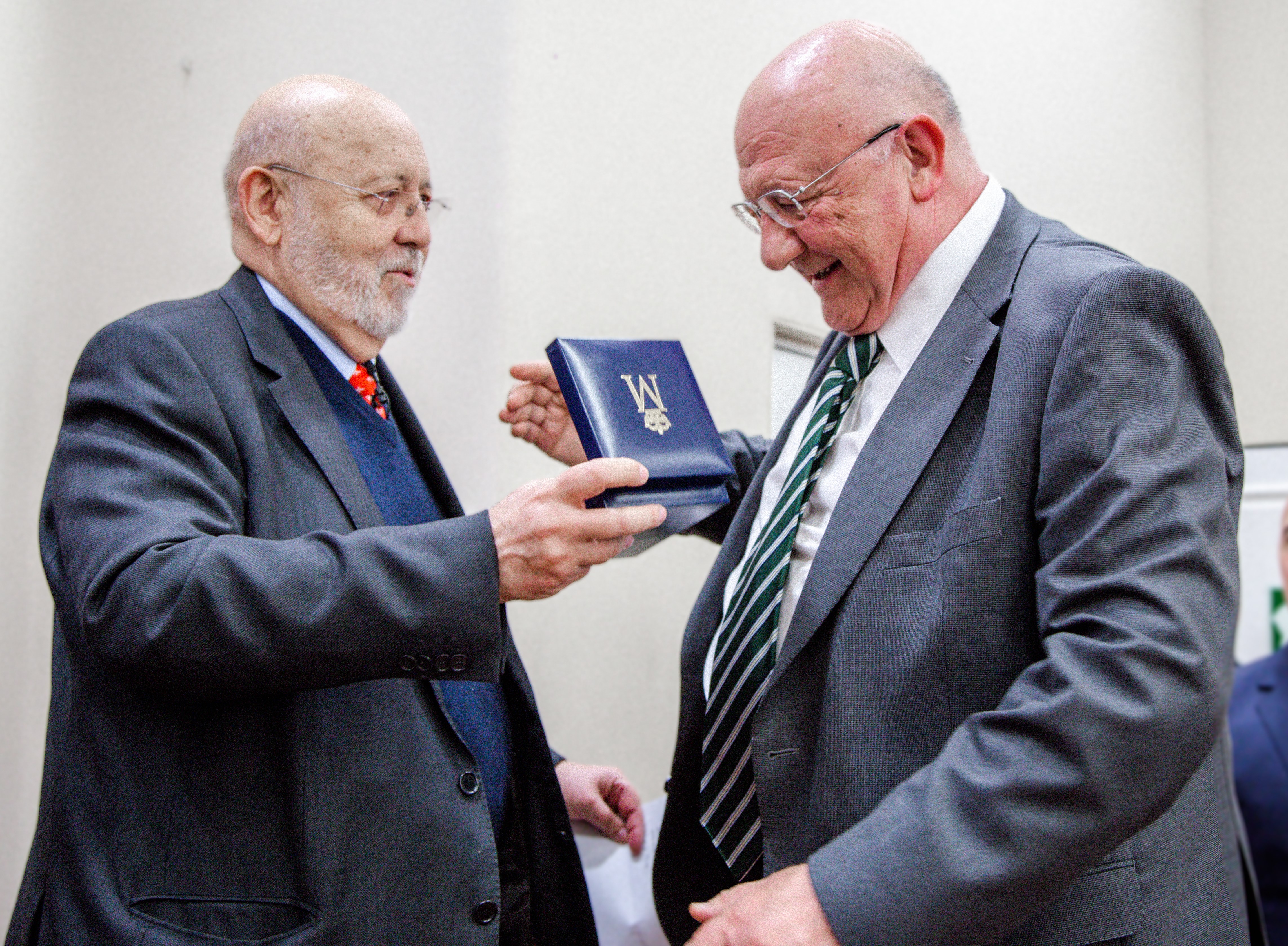 Jose Felix Tezanos entrega la medalla a Ricardo Montoro ex Presidente del CIS