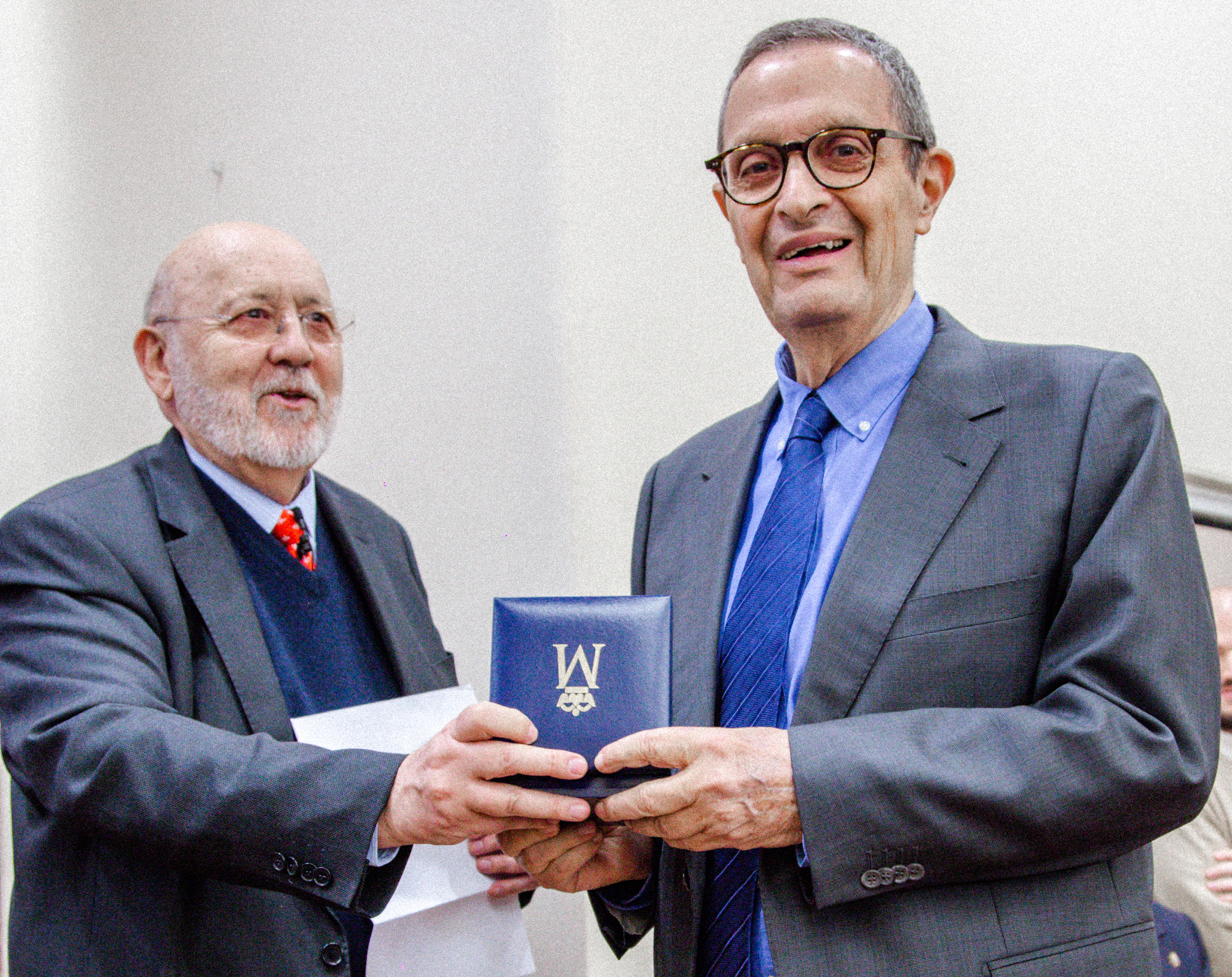 Jose Felix Tezanos junto a Joaquin Arango ex presidente del CIS