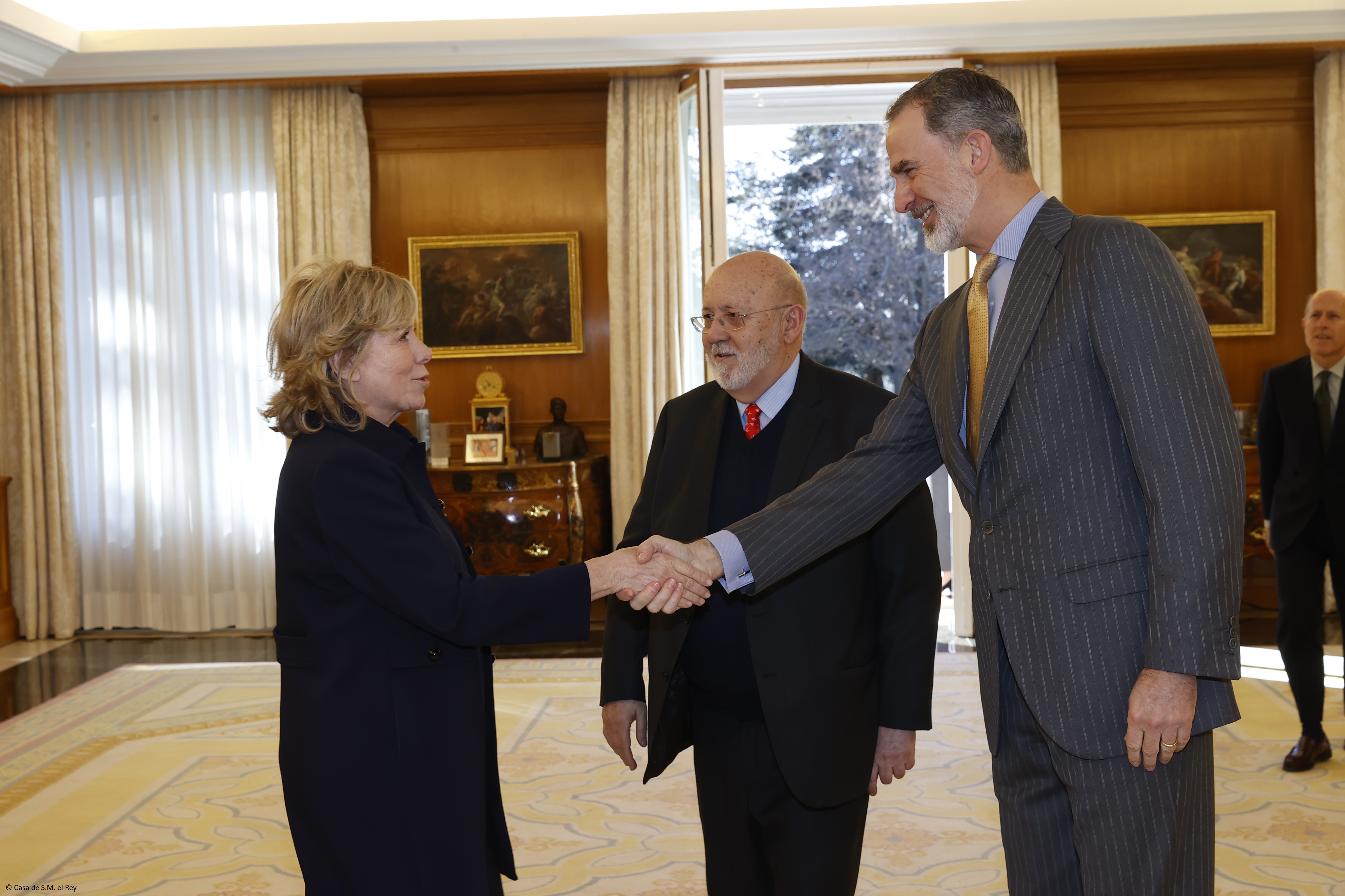 Saludo de S.M el Rey a Pilar del Castillo ex Presidenta del CIS