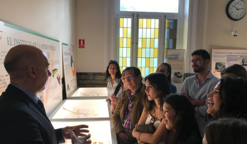 Los estudiantes conocen la exposición por el 60 aniversario.