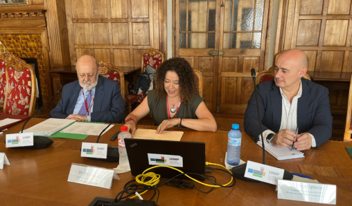 El presidente del CIS, José Félix Tezanos, acompañado de la profesora Verónica Díaz y el profesor Óscar Iglesias.