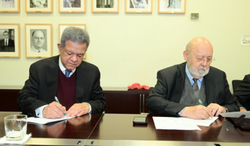 Leonel Fernández y José Félix Tezanos, firmando el acuerdo