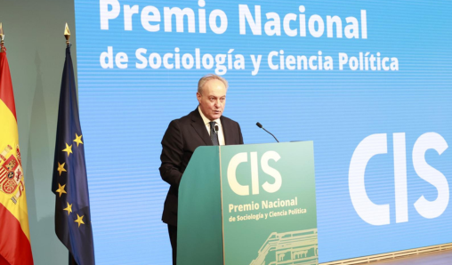 El premiado leyendo su discurso.