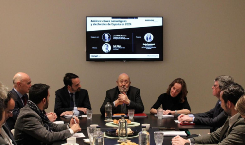 El presidente del CIS ofrece una disertación sobre tendencias sociales en la consultora Román