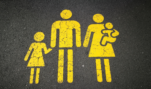 Las mujeres dedican el doble de tiempo al cuidado de los hijos que los hombres